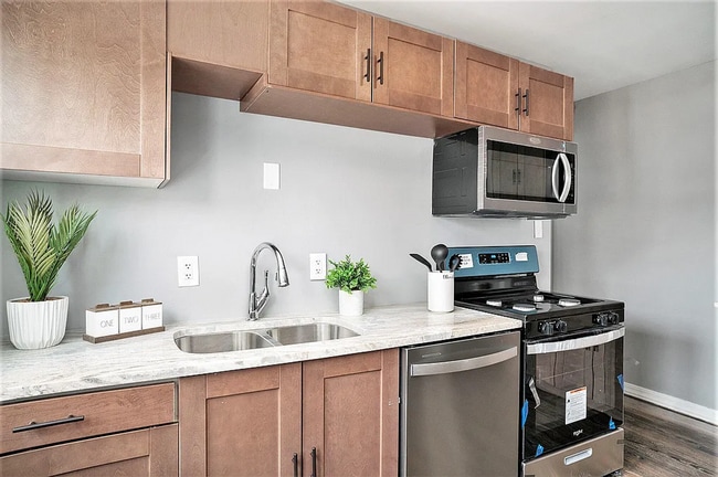 Building Photo - Rehabbed Home Im West Glen Park