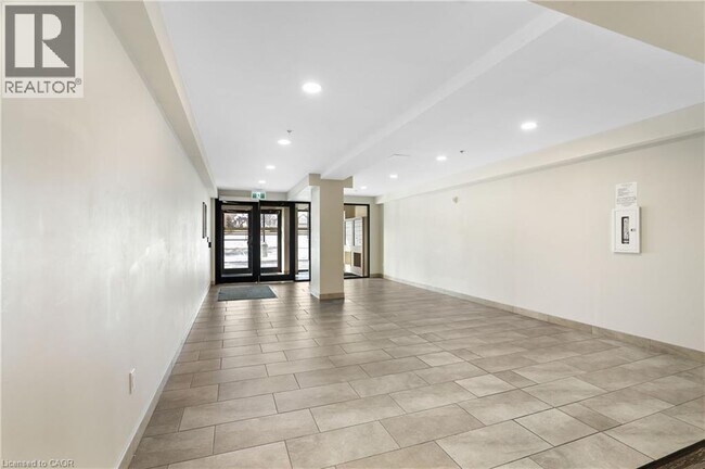 Building Photo - 5 Wake Robin Dr