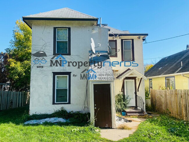 Building Photo - UPDATED 3 BD AND 1 BATH LISTING