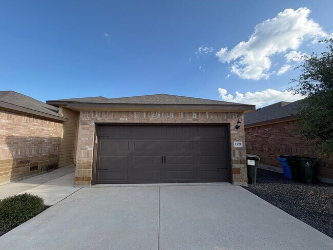 Building Photo - Luxury 3/2 Duplex in Seguin, Texas