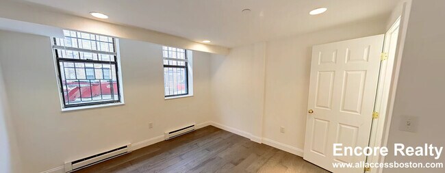 Building Photo - 112 Queensberry St