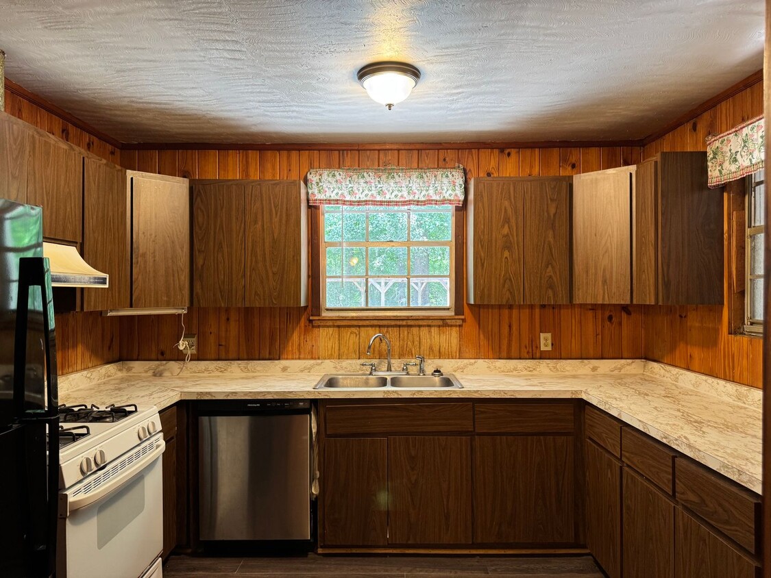 Foto del edificio - 4 Bedroom 2 Bath House on almost 2 acres o...