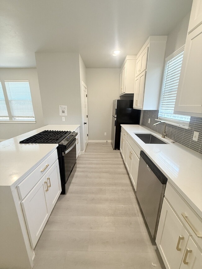 Building Photo - Updated Townhome in OKC