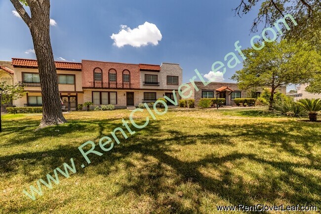 Foto del edificio - Available Now: Amazing two-story townhome