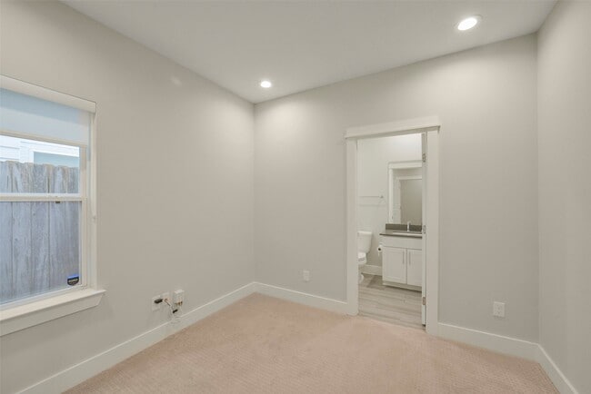 Building Photo - 760 W Donovan St
