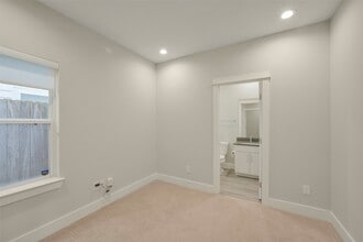 Building Photo - 760 W Donovan St