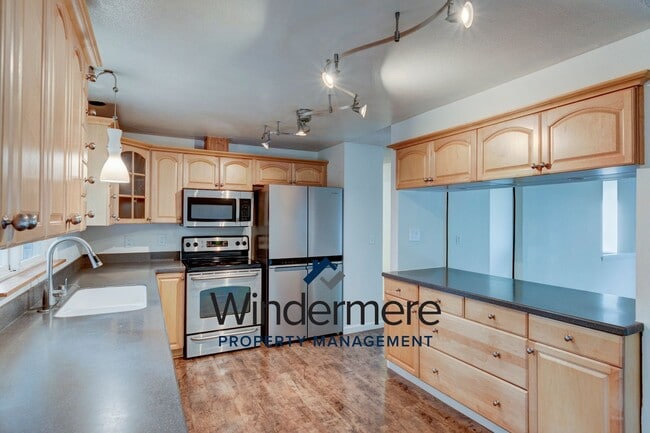 Building Photo - Beautiful 4 bedroom 2.5 bathroom home