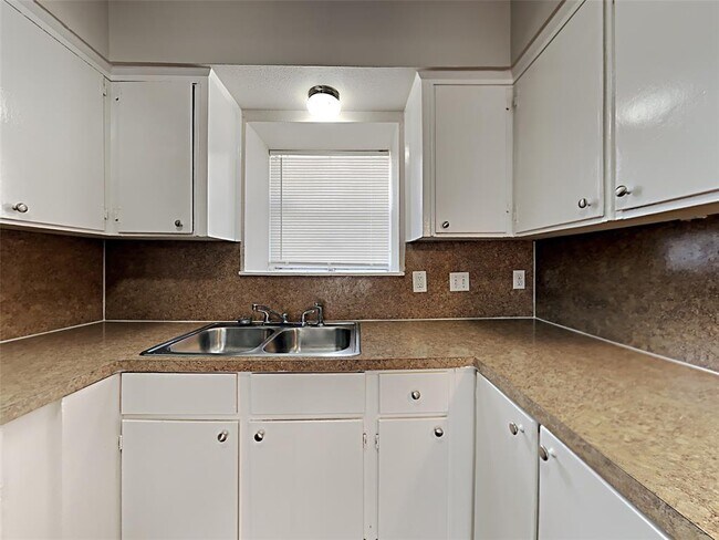 Building Photo - 14603 Alrover St