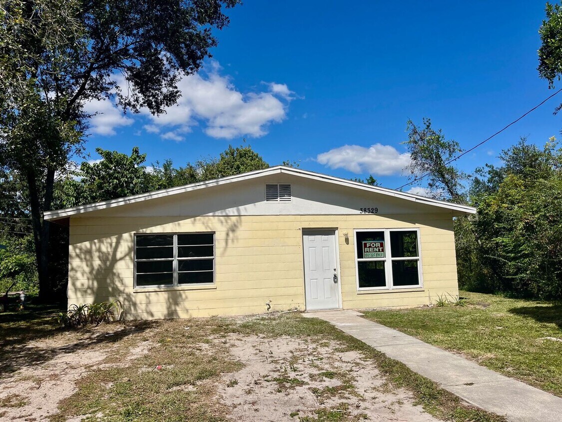 Foto principal - HUGE 3BR/1BA Dade City Home w/Large Bedroo...