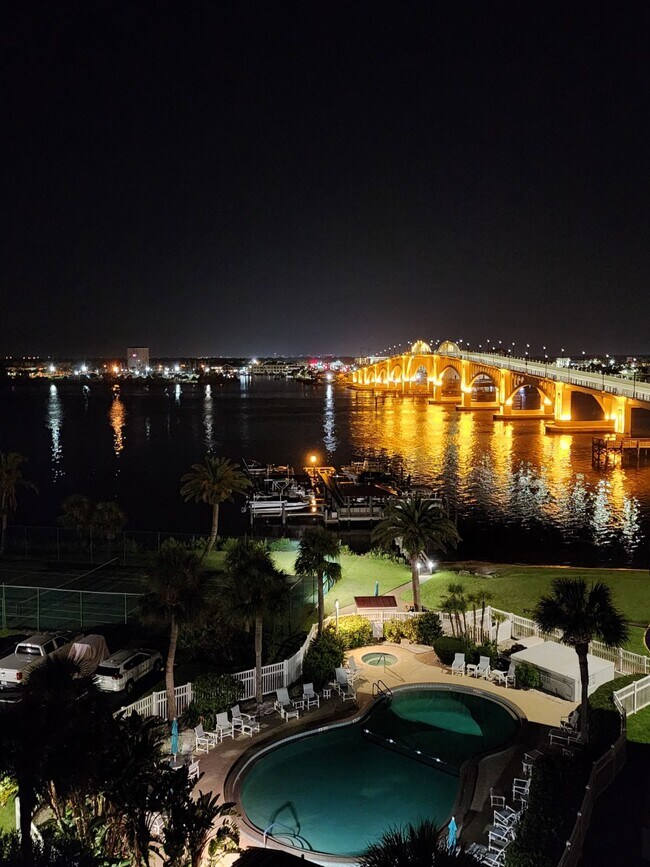 Foto del edificio - 100 Silver Beach Ave