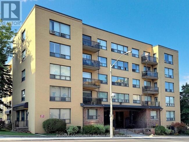 Photo du bâtiment - 740 Eglinton Ave W