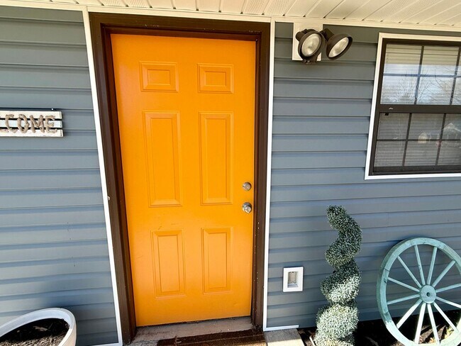 Foto del edificio - Maryville 37803 - Charming and freshly updated 1-bedroom, 1-bath duplex - Lawncare and water is i...