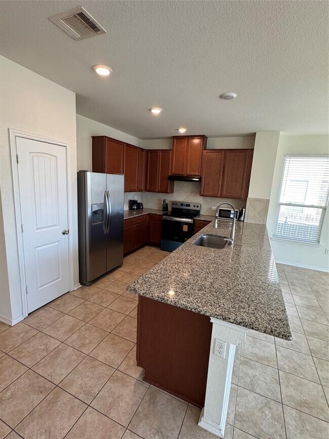 Foto del edificio - 7607 Lazy Creek Dr