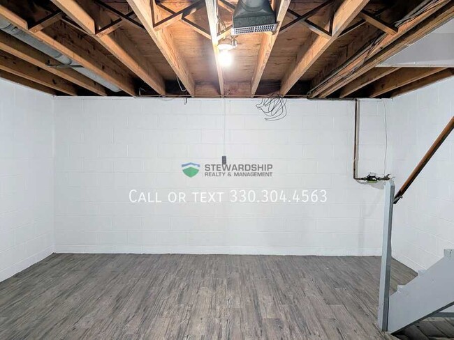 Building Photo - 127 Elm St NE
