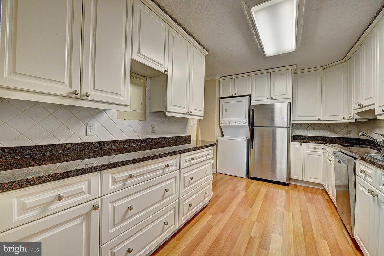 Foto principal - 8370 Greensboro Dr