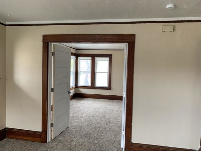 Building Photo - Must See 2 Bedroom Menasha