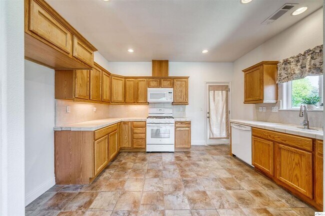 Building Photo - Red Bluff 3 bedroom 2 bathroom with 2 car ...