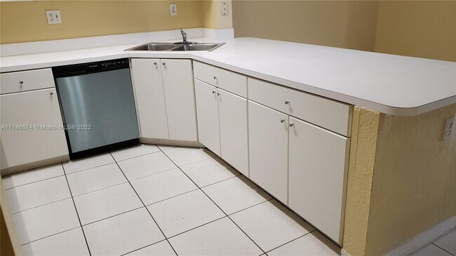 Foto del edificio - 6940 NW 179th St