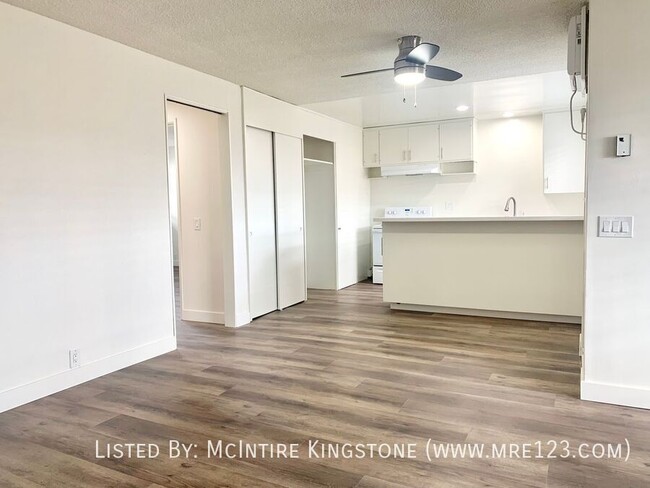 Building Photo - A Beautifully Renovated 2BD 1BA Apartment ...