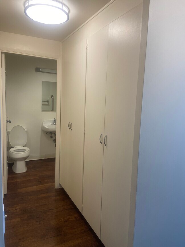 Baño y armario - Luther Tower - 55+ Affordable Community