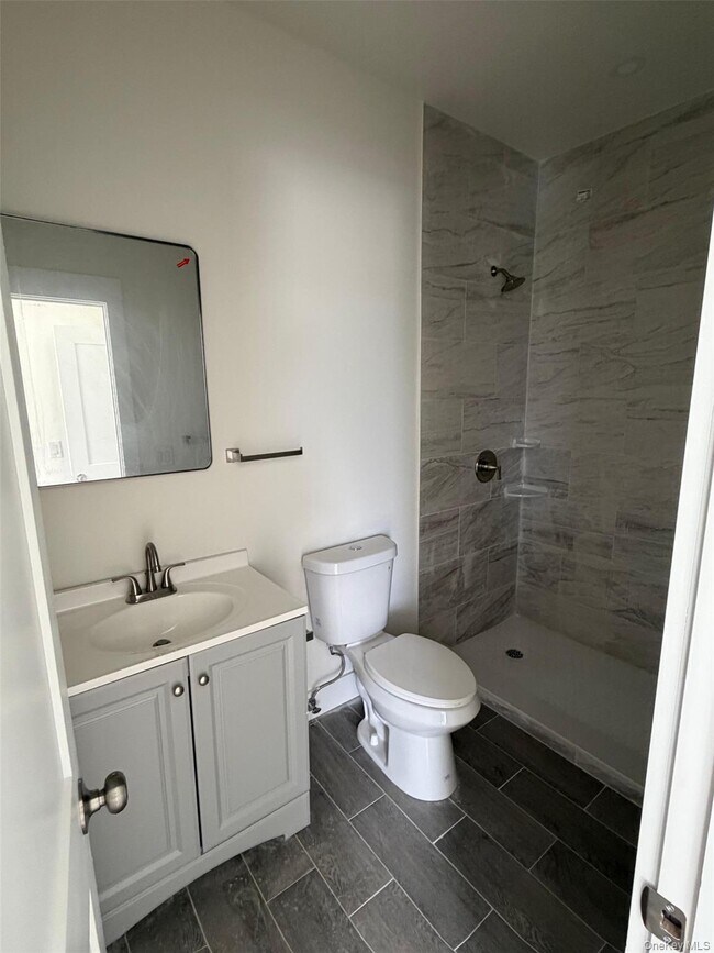Foto del edificio - 910 E 226th St