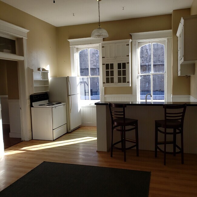 Foto del edificio - 208 N Main St