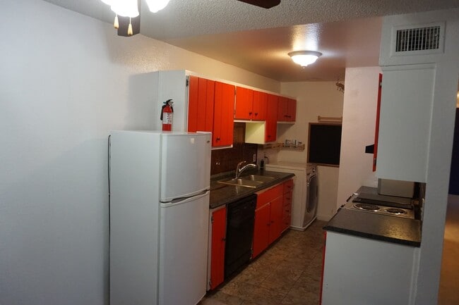 Foto del edificio - 2 bedroom condo in Golden, Convenient Location!