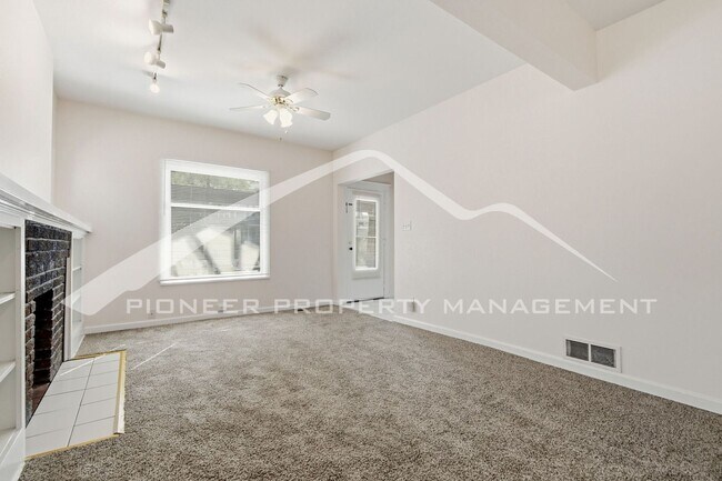 Building Photo - Spacious Duplex with Off Street Parking in the Highlands!