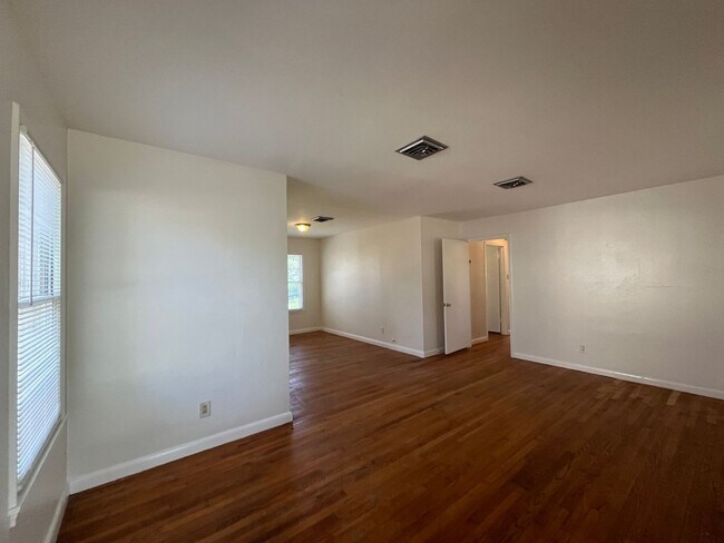 Foto del edificio - Three Bedroom in Collier Subdivision!!