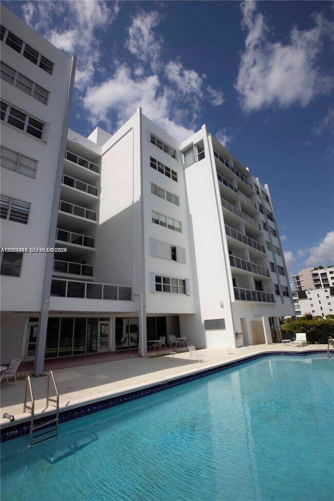 Foto del edificio - 9381 E Bay Harbor Dr