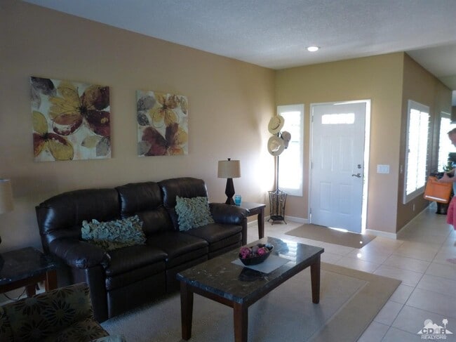 Building Photo - 221 Vista Royale Cir E