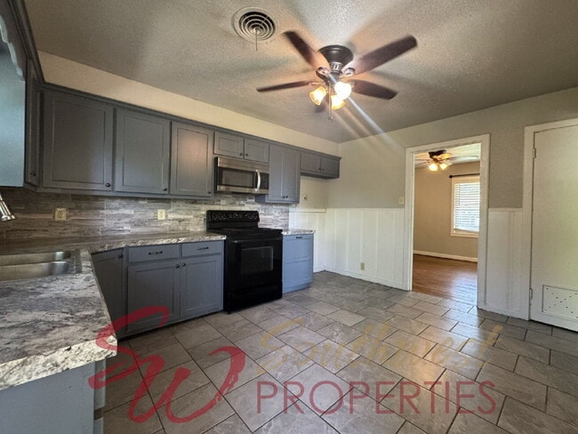 Building Photo - Large 3 bedroom 1 bath close to everything!