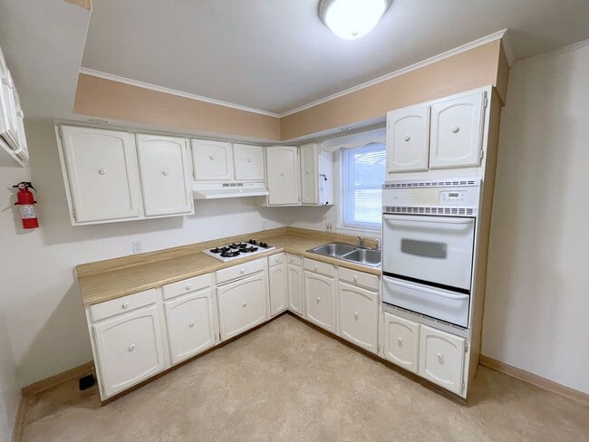 Building Photo - Nice 2-Bedroom Home In a Nice Quiet Neighborhood Near Elkhart General Hospital