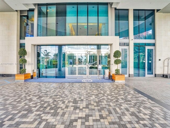 Foto del edificio - 17475 Collins Ave