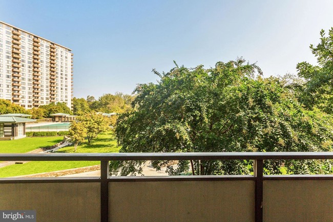 Foto del edificio - 5225 Pooks Hill Rd