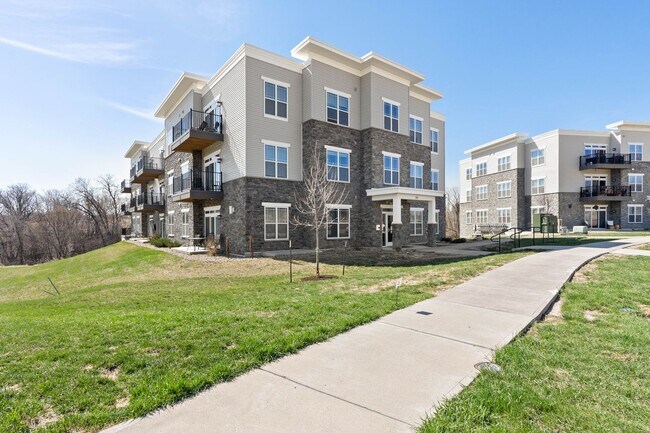 Building Photo - Spacious 1-Bedroom/1.5-Bath, unit 105, available 5/1/2026