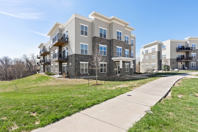 Building Photo - Very Large/Spacious 1-Bedroom/1.5-Bath, unit 104