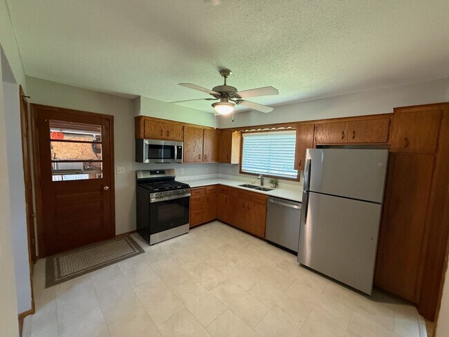 Foto del edificio - Newly Refreshed 3 Bedroom 1 Bath Single Family Home   This home shows beautifully and is waiting ...