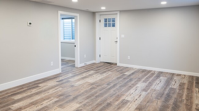 Building Photo - 3250 Midway Ave