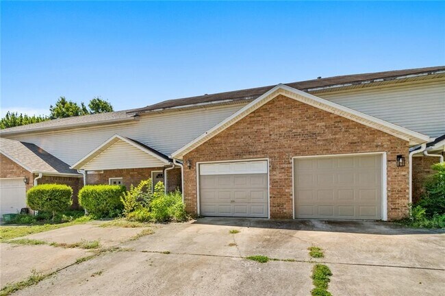 Building Photo - 907 W Peachtree Dr