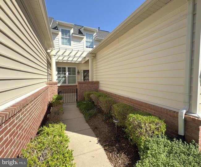 Building Photo - 44342 Oakmont Manor Square