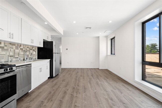 Foto del edificio - 214-10 15th Ave