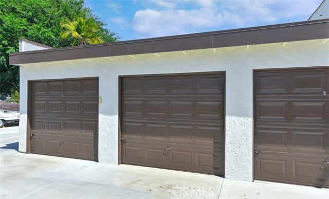 Building Photo - 18641 Oriente Dr