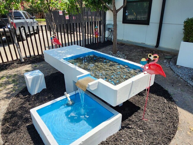 Foto del edificio - 3901 N Hall St