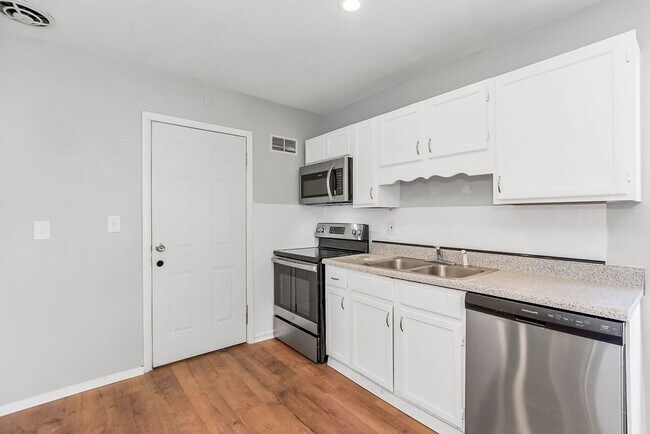 Building Photo - Charming 4-Bedroom Home with Hardwood Floo...
