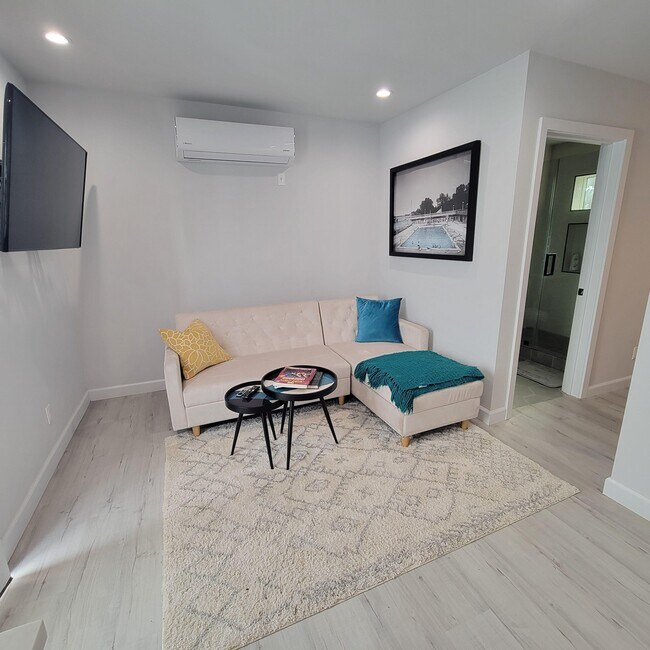 Living Area - 2831 S Bedford St