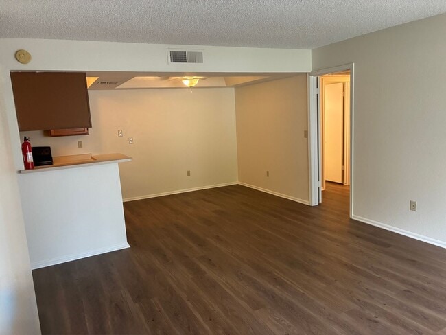 Foto del edificio - **COMFY 2 BEDROOM/2 FULL BATHROOM CONDO IN...