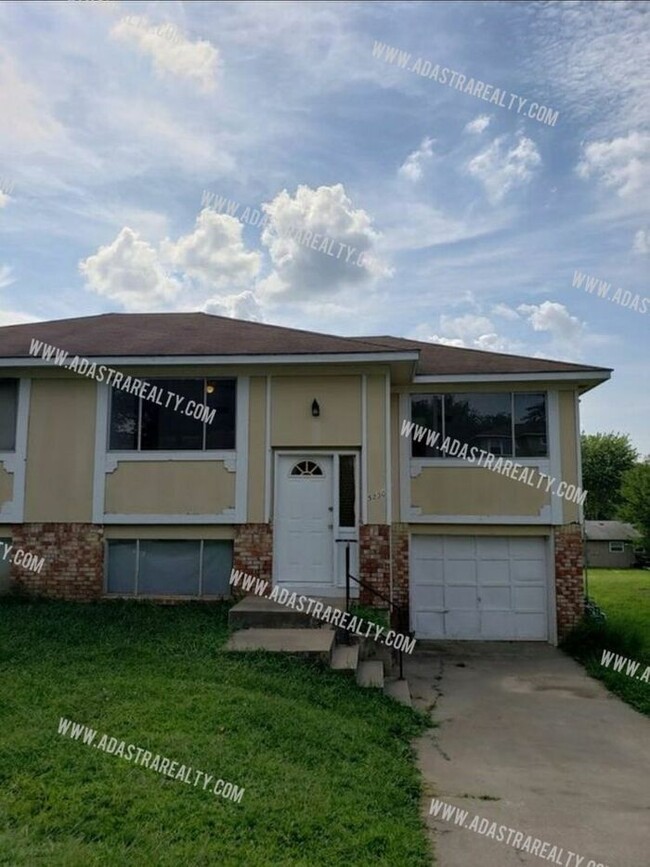 Building Photo - Spacious KCK Duplex-Showing SOON!!