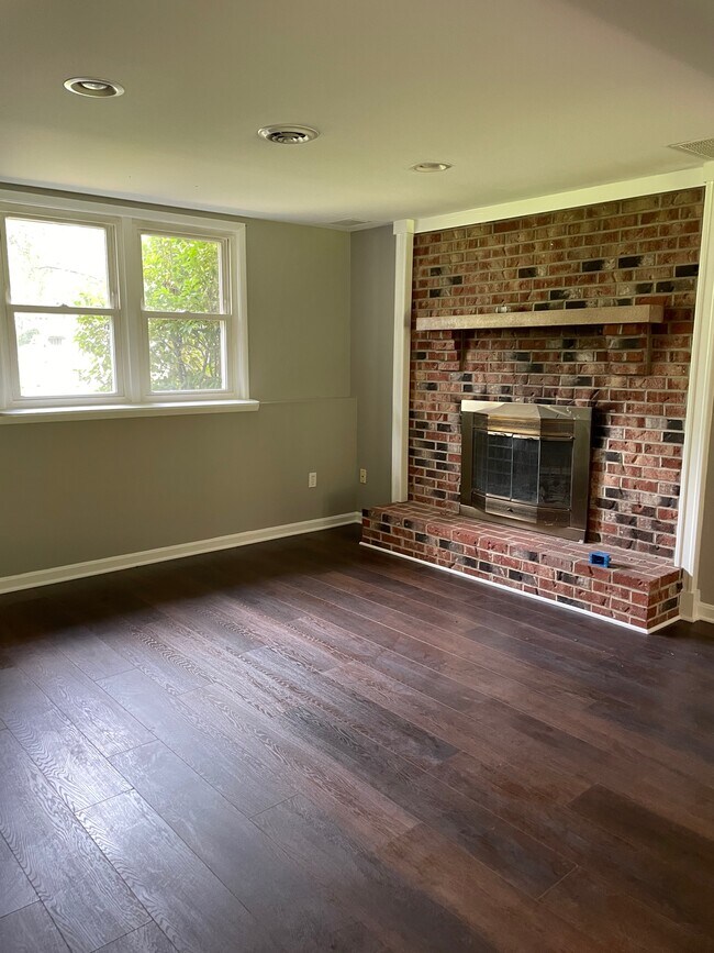 Building Photo - 337 Larch Pl