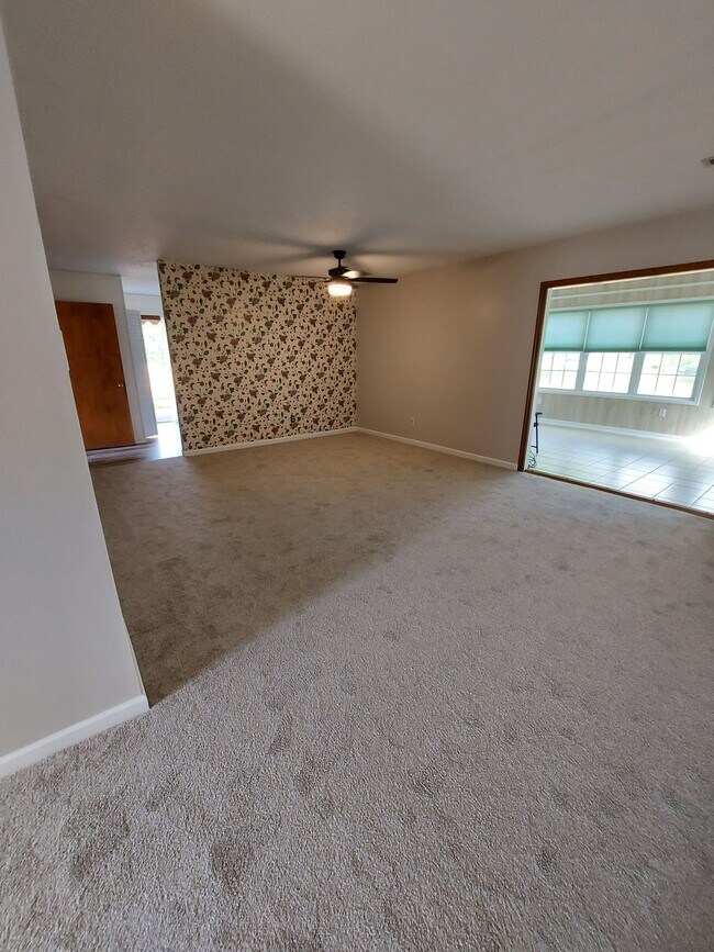 Building Photo - 1335 Windamere Rd